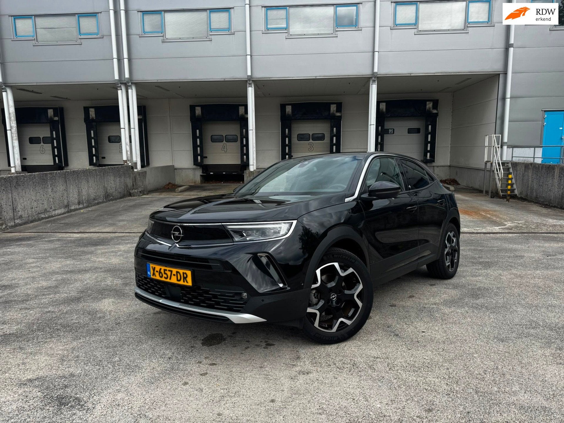 Opel Mokka-e Ultimate 50-kWh 11kw bl., Auto's, 136 pk, Zwart, Mokka-e, 63 €/maand