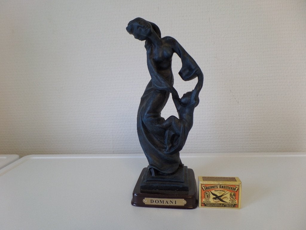Beeldje, Vrouw met kind, Kunststof blauw-(#9202), Ophalen of Verzenden, Zo goed als nieuw, Mens