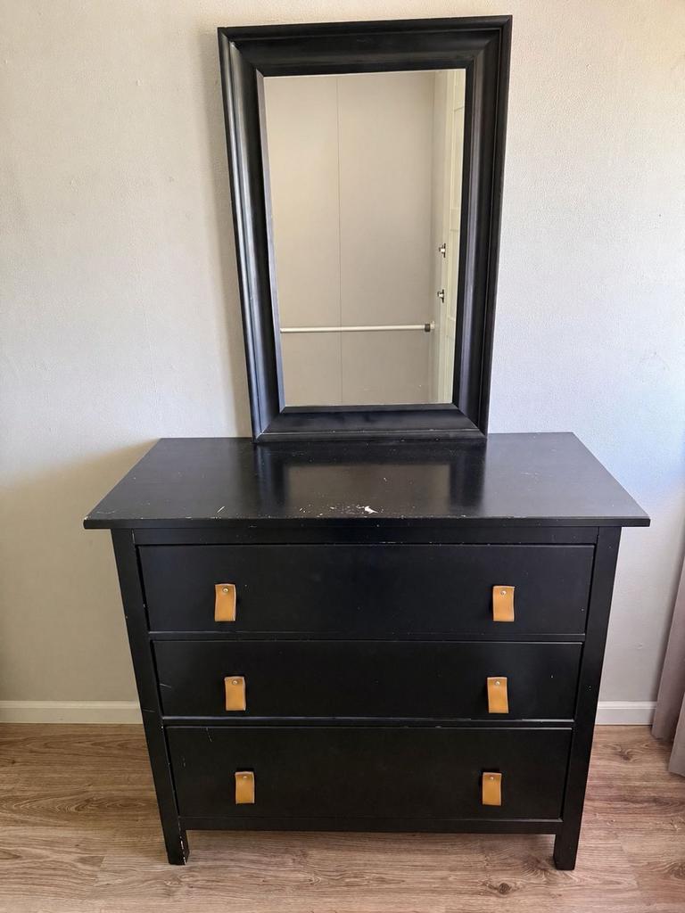 Zwarte ladekast met spiegel - ook los te koop, Huis en Inrichting, Kasten | Ladekasten, Gebruikt, 100 tot 150 cm, Ophalen of Verzenden