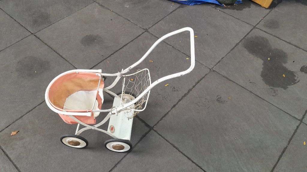 Oude poppenwagen uit jaren 1950/1960, Ophalen