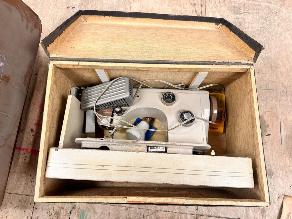 Vintage naaimachine met voetpedaal in houten koffer, Ophalen