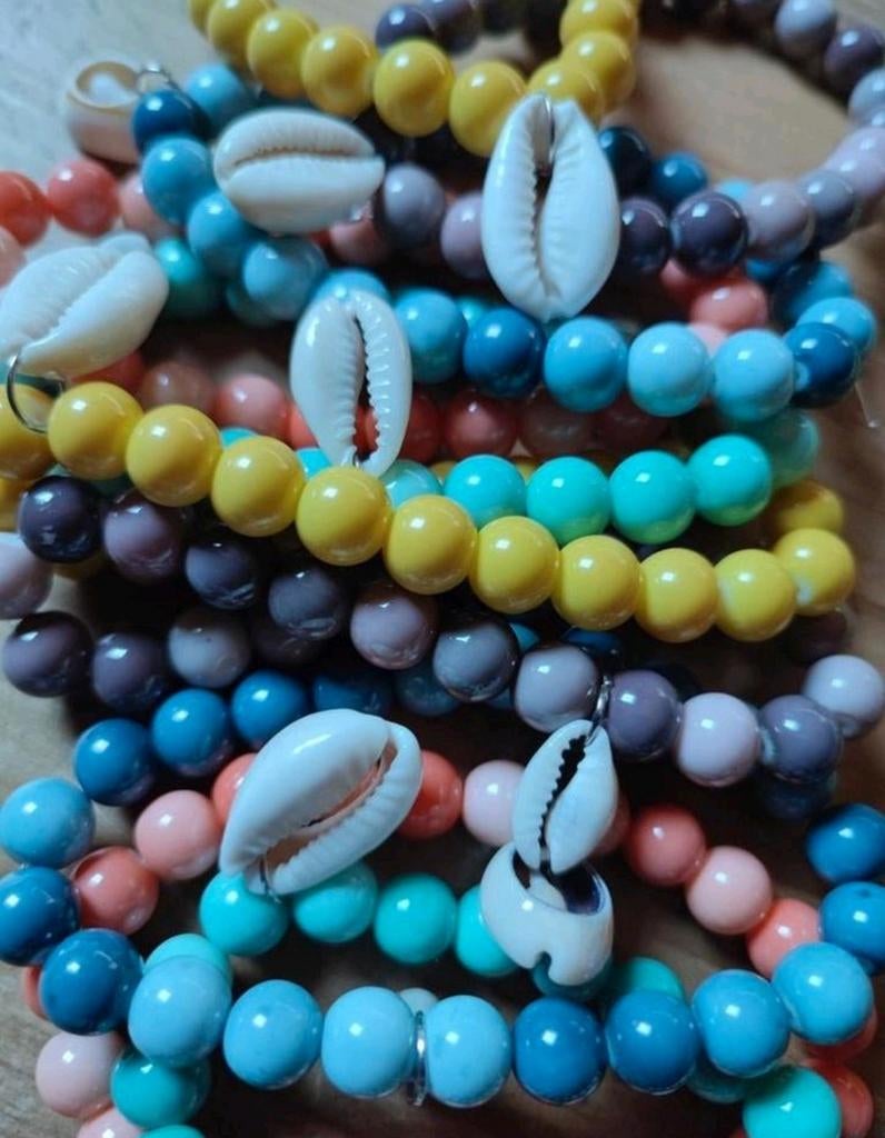 Kleurrijke kralenarmbanden met schelpjes 10 stuks, Overige materialen, Overige kleuren, Verzenden, Nieuw