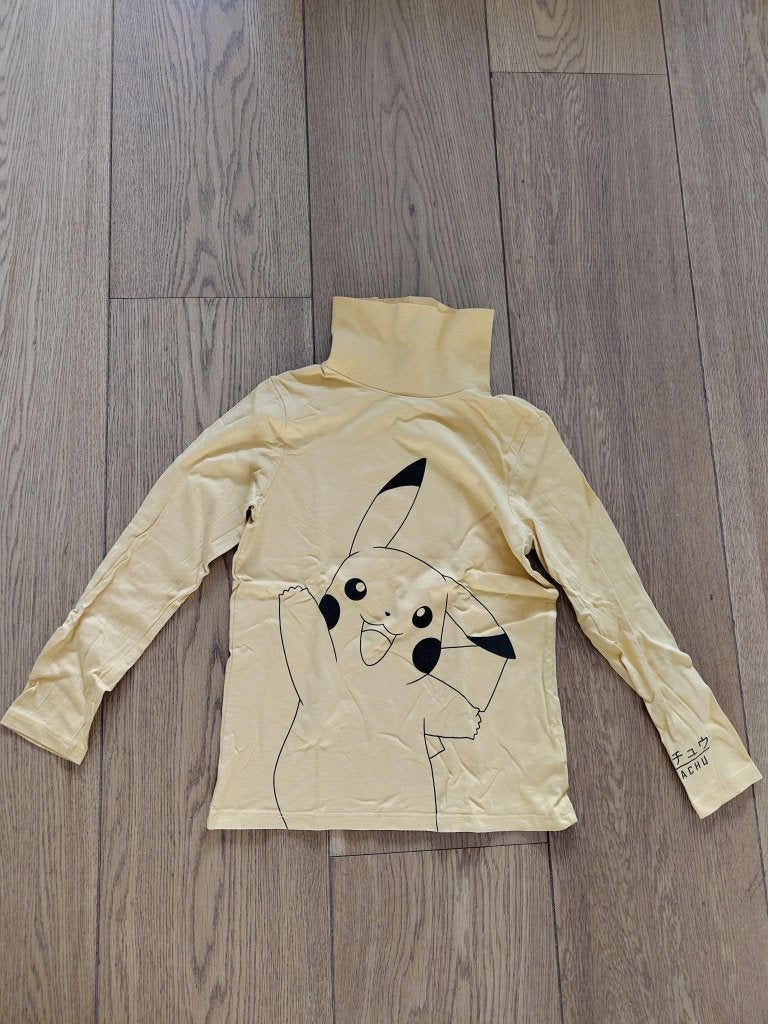 Geel longsleeve shirt met col Pokemon Pikachu maat 134, Ophalen of Verzenden, Zo goed als nieuw, Jongen, Shirt of Longsleeve