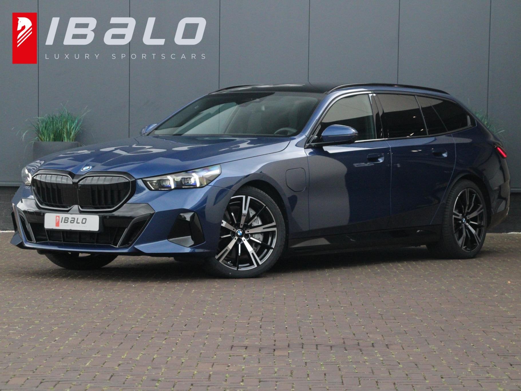 BMW 5-serie Touring 550e xDrive | Pano | Trekhaak | B&W Audi, Auto's, Automaat, Dealer onderhouden, Gebruikt, 2000 kg