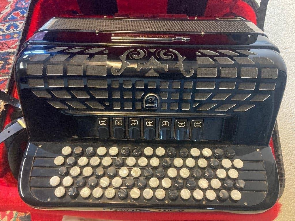 Bugari 320 Juniorfisa Convertor Do-3 (uit 2004), Muziek en Instrumenten, Ophalen, Gebruikt, 120-bas, Overige merken