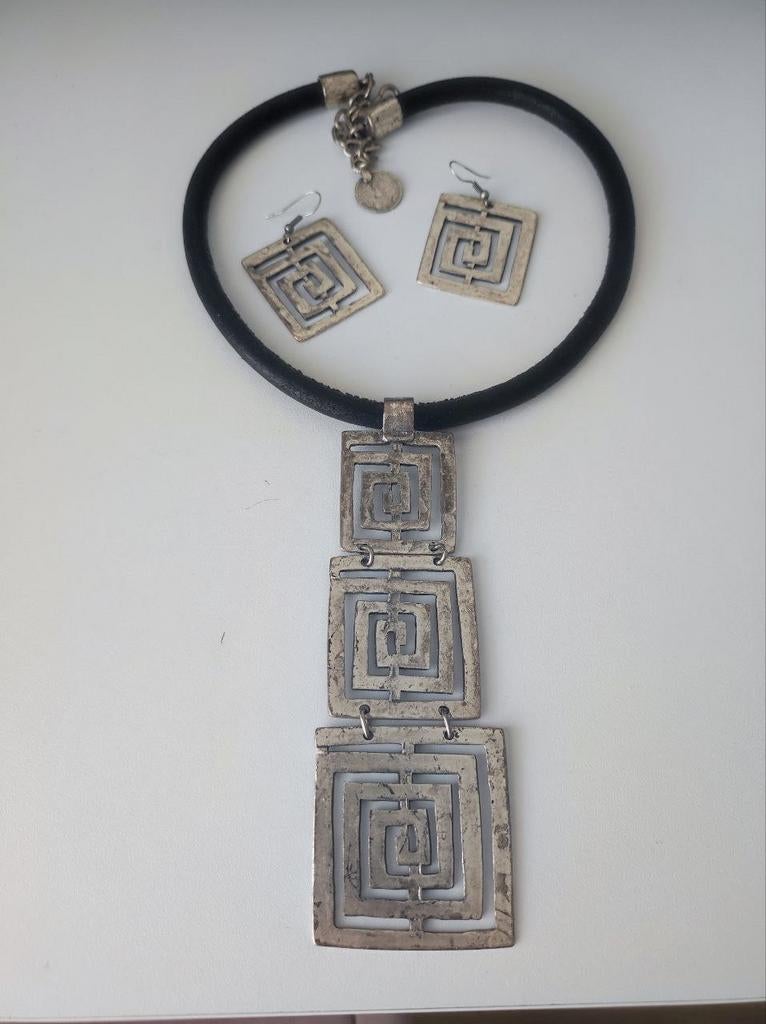 Zilverkleurige ketting en oorbellen setje, Gebruikt, Ophalen of Verzenden, Zilver, Overige materialen