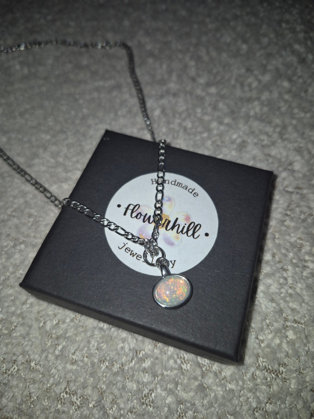 Zilverkleurige ketting met opaal, Sieraden, Tassen en Uiterlijk, Overige materialen, Nieuw, Ophalen of Verzenden, Met edelsteen