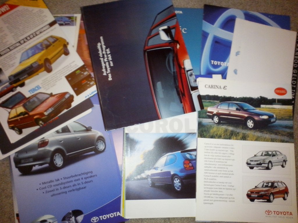 28x Toyota folders brochures Fun Land Cruiser Corolla Yaris, Ophalen of Verzenden, Zo goed als nieuw, Toyota