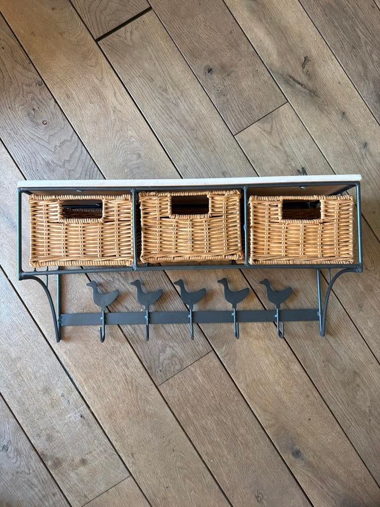 Kapstok gietijzer en hout met rieten mandjes, Ophalen, Zo goed als nieuw