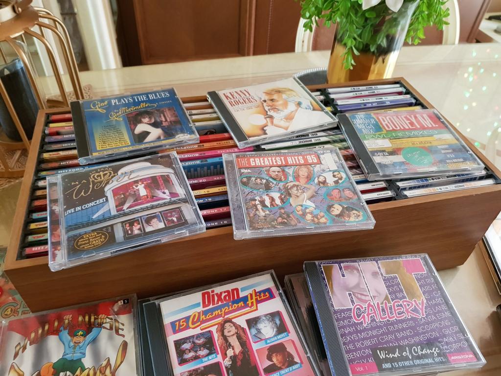 Grote collectie CD's met houten opbergbox - Diverse genres, Ophalen of Verzenden, 1980 - 1989, Gebruikt