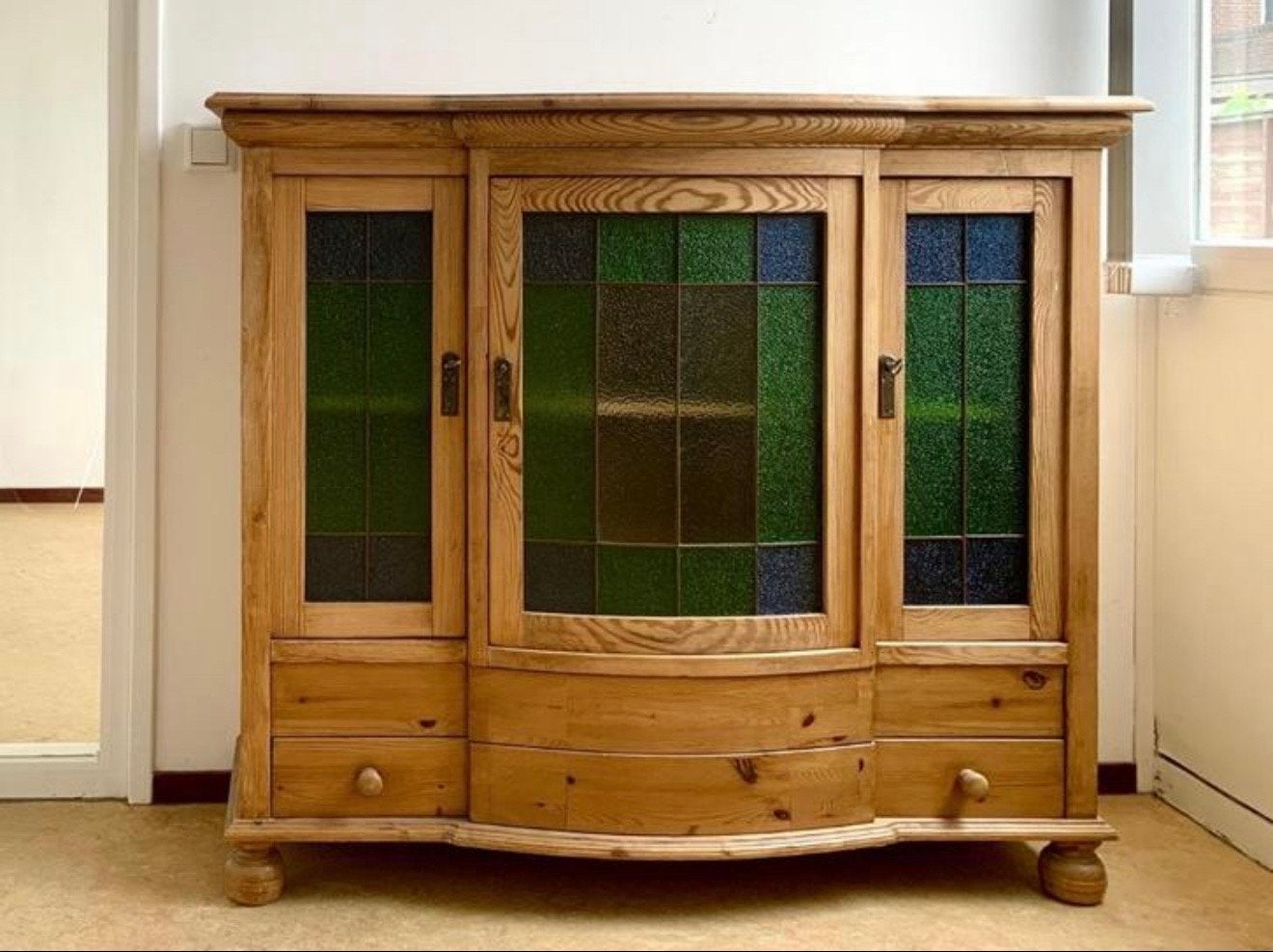 Massief grenen dressoir met glas-in-lood deuren, Ophalen