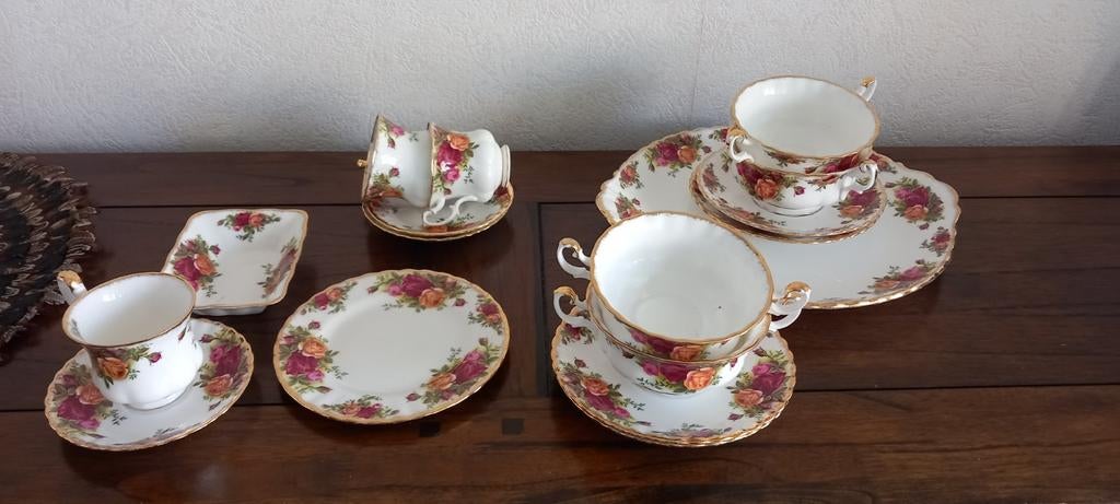 Deel van servies met rozenmotief - Royal Albert Old Country, Ophalen