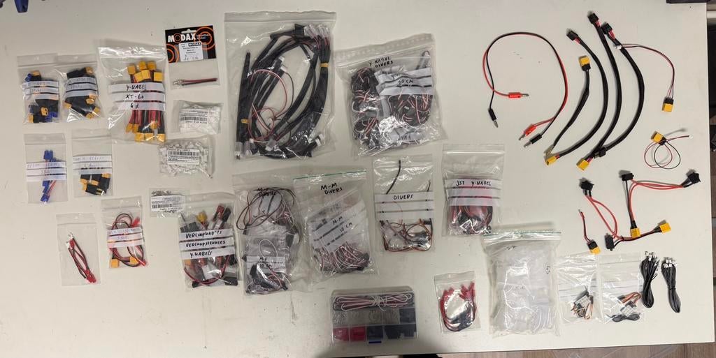 Zeer grote hoeveelheid kabels (Tamiya, Traxxas, Axial, etc), Ophalen of Verzenden, Zo goed als nieuw