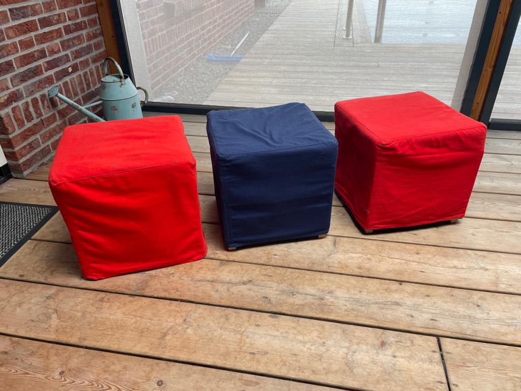 Set van 3 poefs: 2 rode, 1 blauwe - Zo goed als nieuw, Ophalen, Minder dan 50 cm, Vierkant, Zo goed als nieuw
