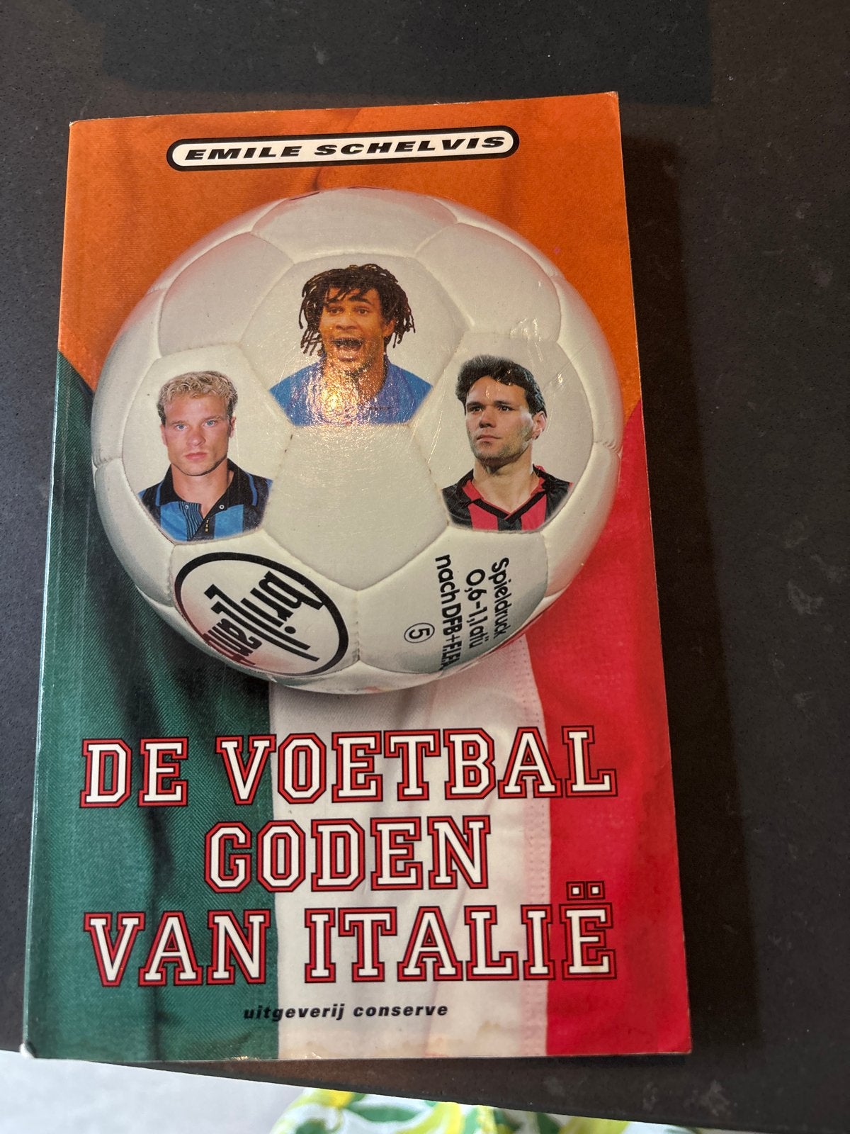 De Voetbalgoden van Italië - Emile Schelvis, Boeken, Ophalen of Verzenden, Gelezen, Overige sporten