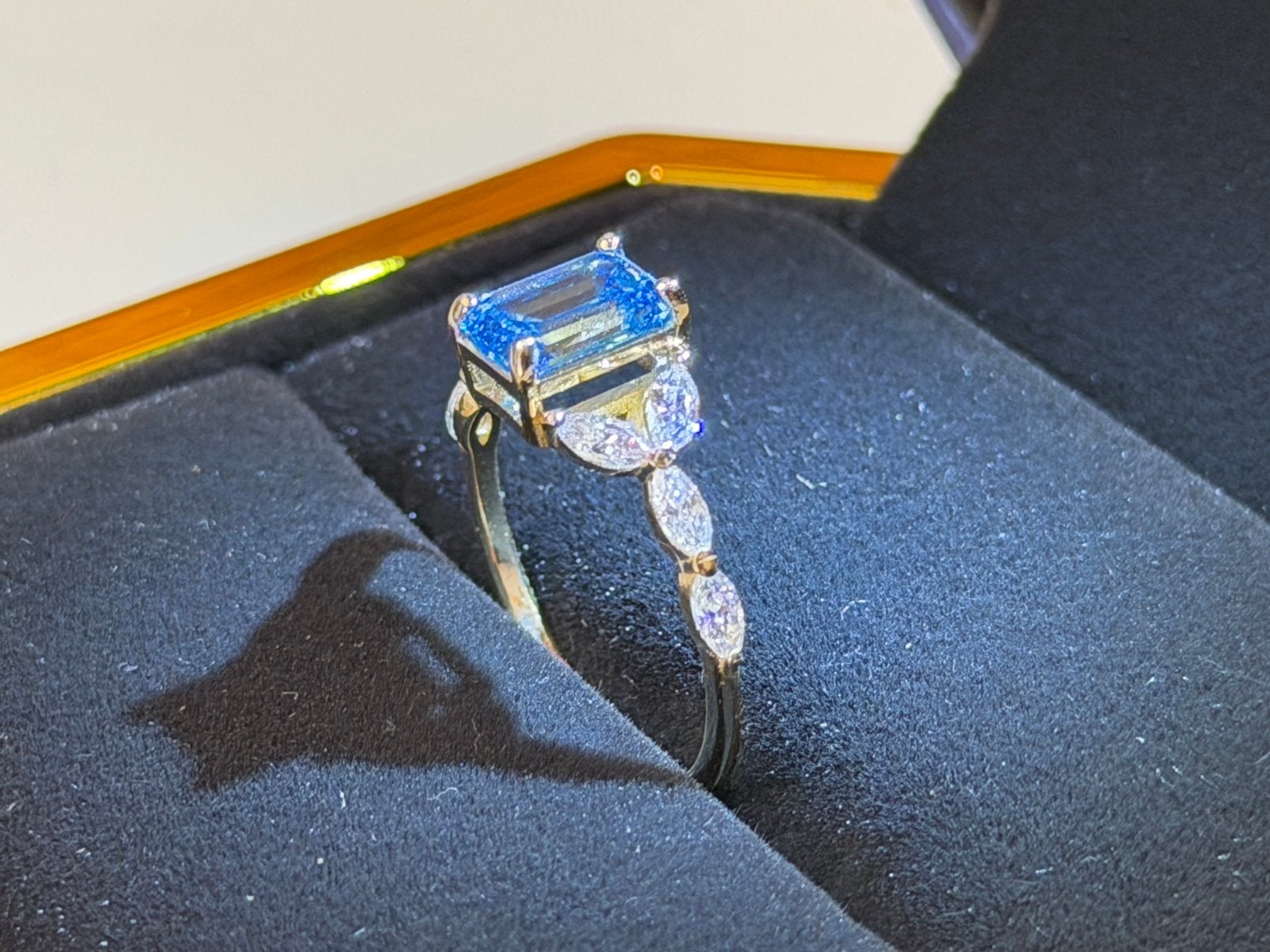 Prachtige gouden ring met zeldzame blauwe diamant vivid blue, Blauw, Nieuw, Ophalen of Verzenden, 17 tot 18