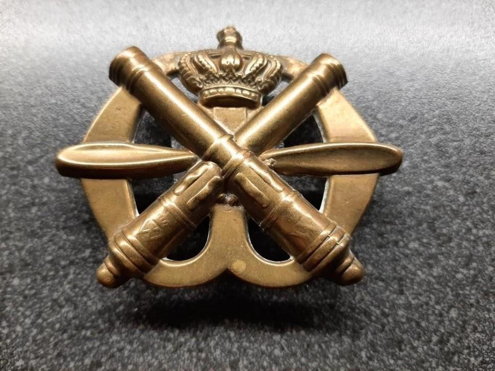 Luchtdoelartillerie  -  ouder koper baret embleem., Verzamelen, Militaria | Algemeen, Ophalen of Verzenden, Landmacht, Nederland
