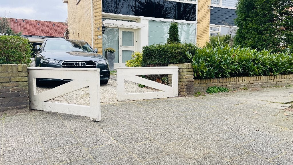 Dubbele houten poort voor oprit, Ophalen, Gebruikt, 150 tot 200 cm, Draaipoort