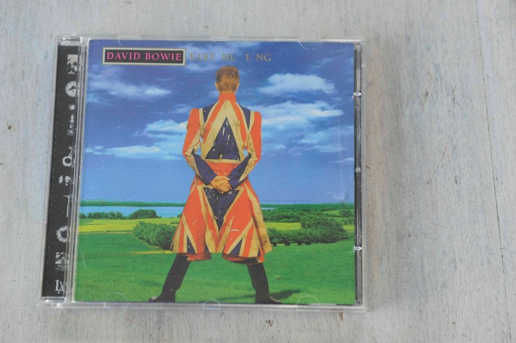 David Bowie - - Earthling 9 geweldige nummers, Inclusief doosje, Zo goed als nieuw, Album, Verzenden