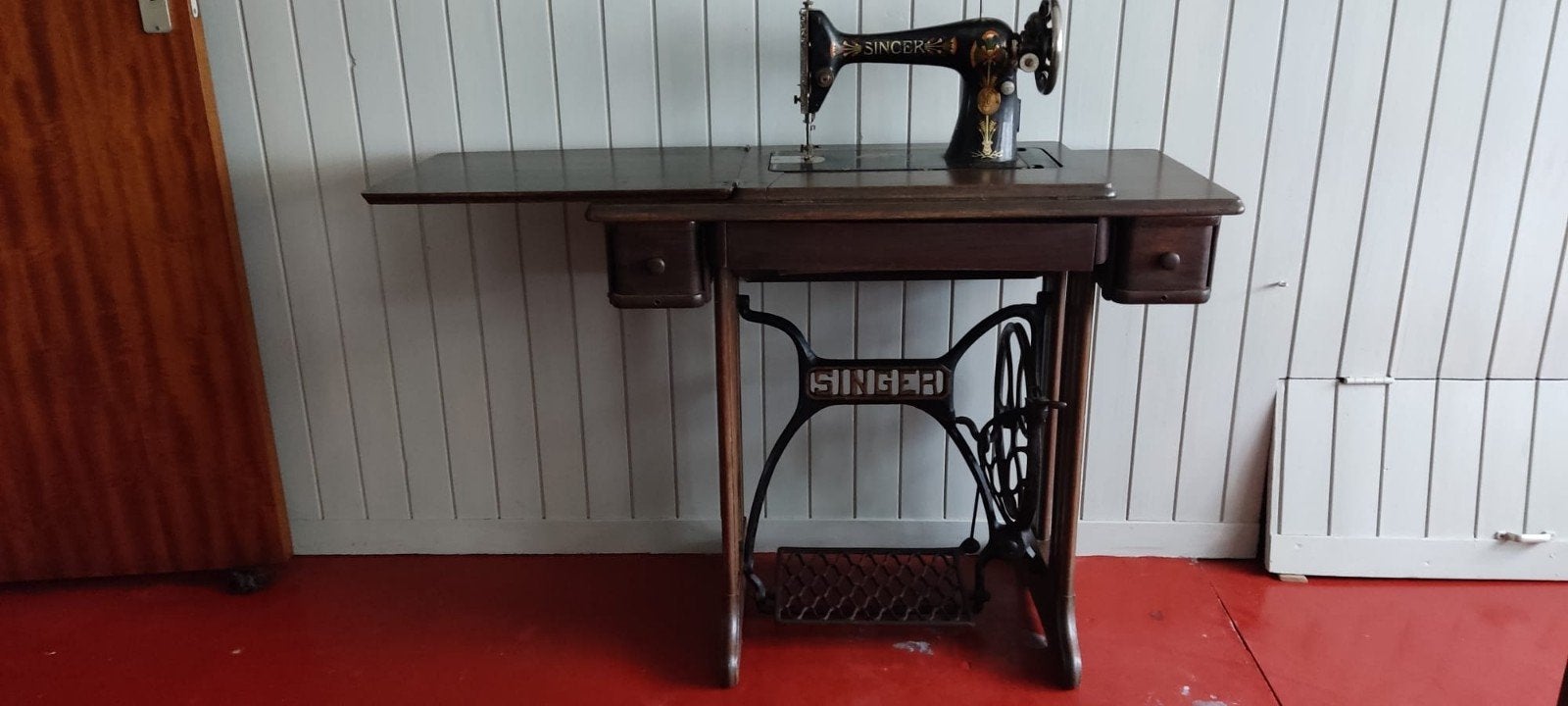 Antieke Singer naaimachine, Ophalen