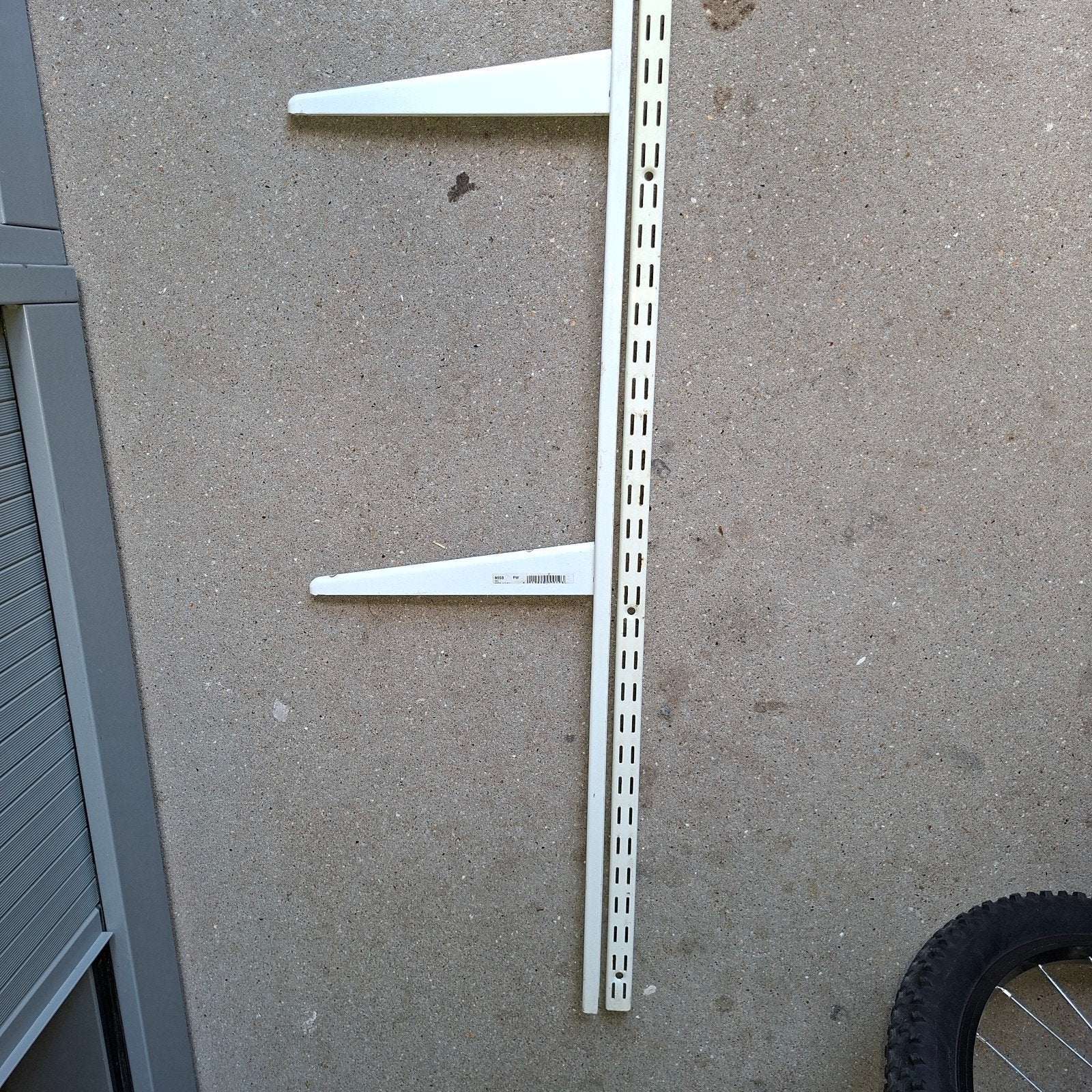 Witte plankdragers en rails voor wandmontage, Ophalen, Gebruikt