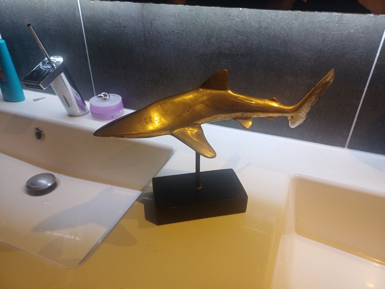 Bronzen haai beeldje op standaard, Antiek en Kunst, Ophalen of Verzenden