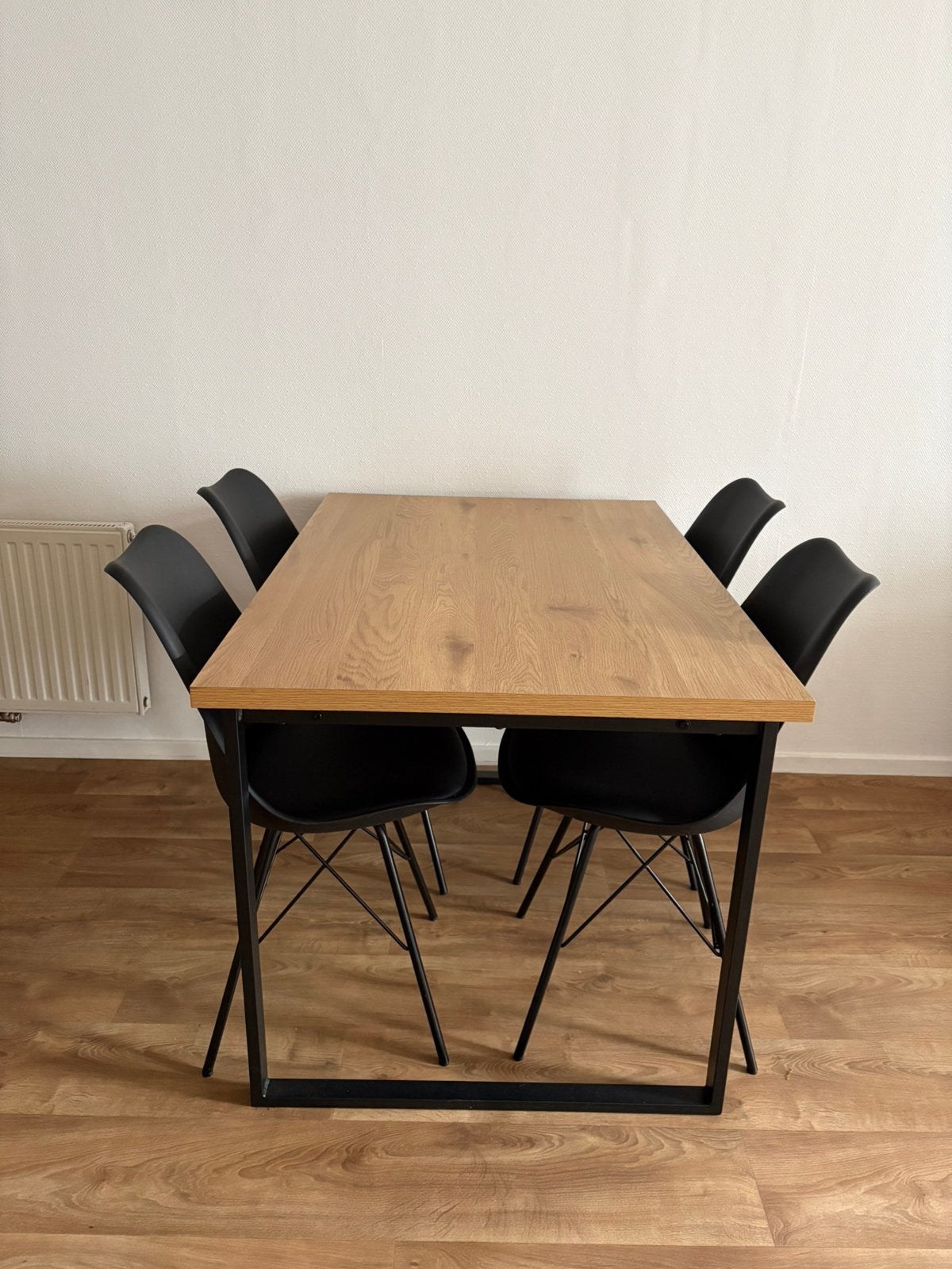 Eettafel AABENRAA met 4 zwarte stoelen KLARUP (Jysk), Ophalen, Overige materialen, Gebruikt, 100 tot 150 cm