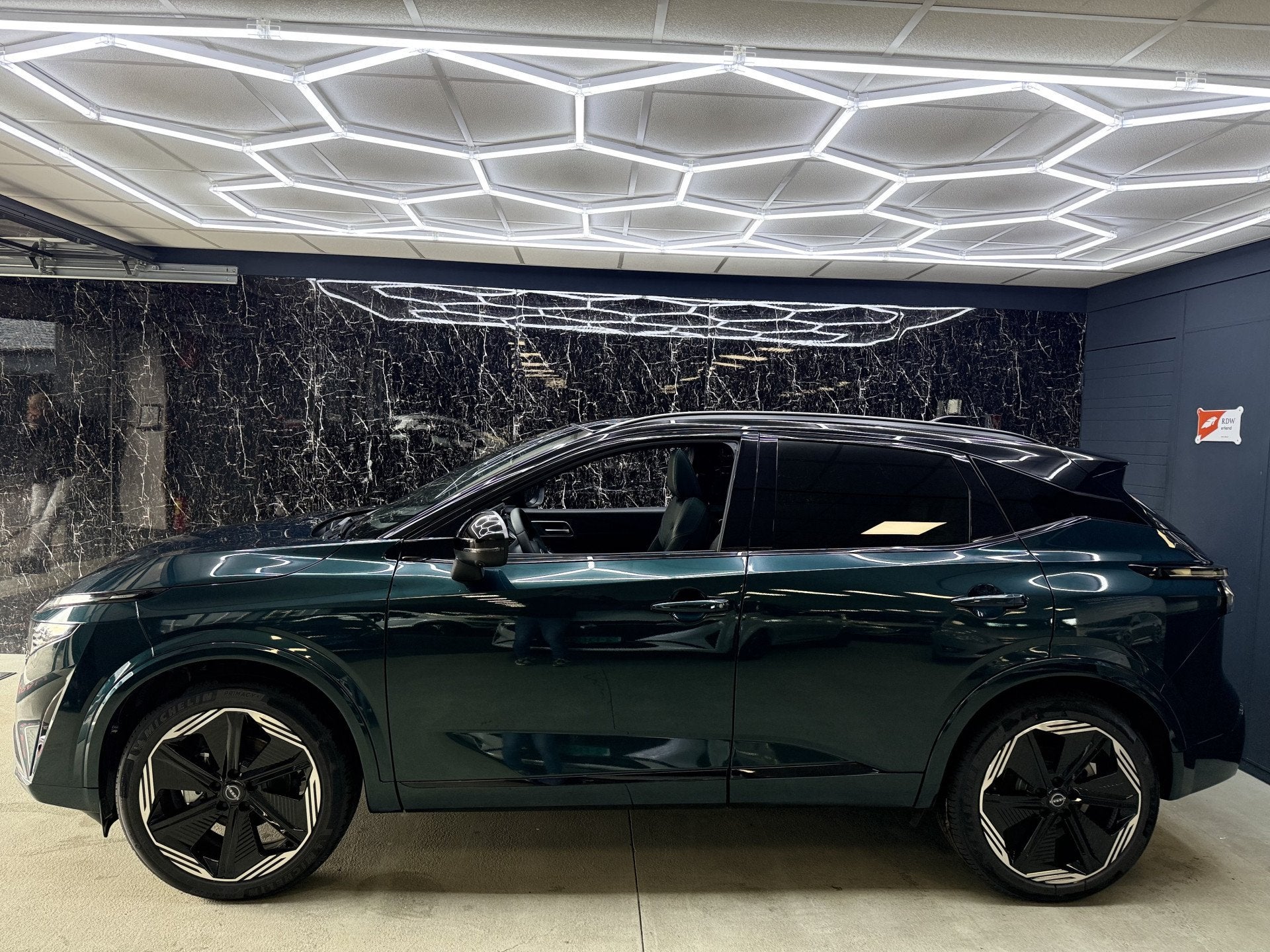 Nissan QASHQAI 1.3 MHEV N-Design Comfort pakket PANO CARPLAY, Auto's, Zwart, 4 cilinders, Leder, Bedrijf