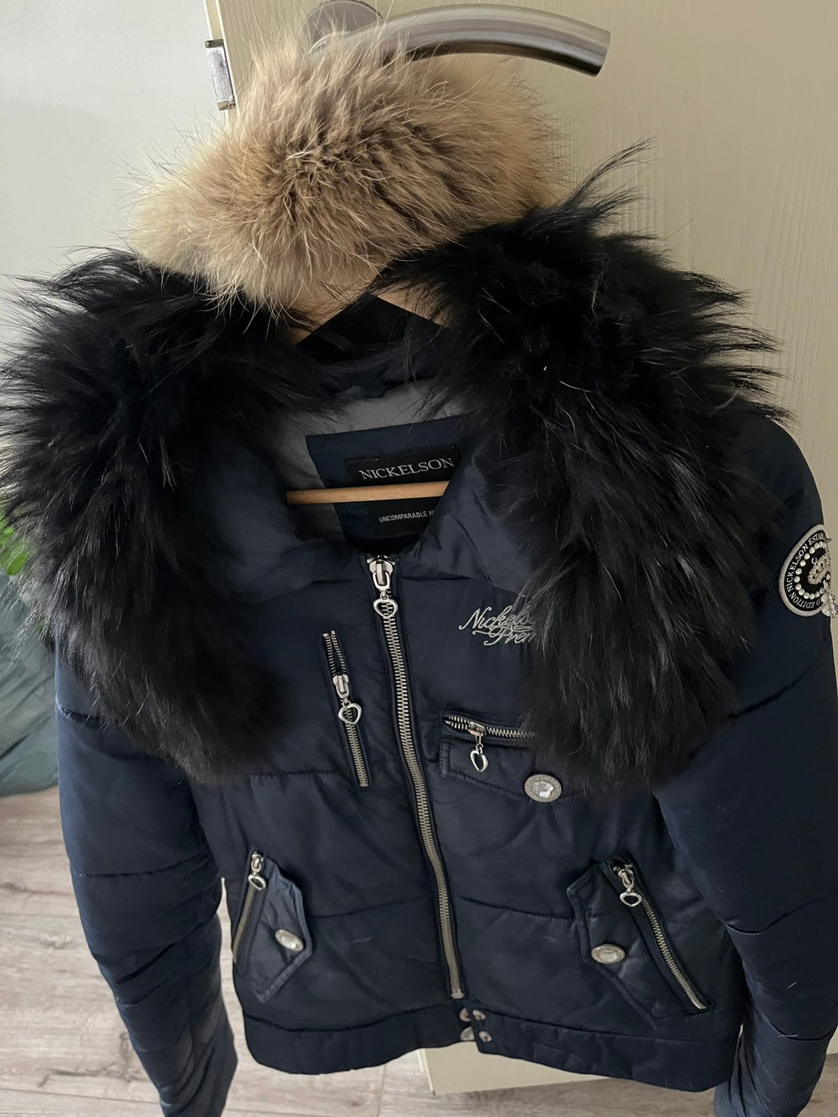 Dames Winterjas Nickelson met bontkraag. S/38, Ophalen, Zo goed als nieuw, Maat 38/40 (M), Blauw