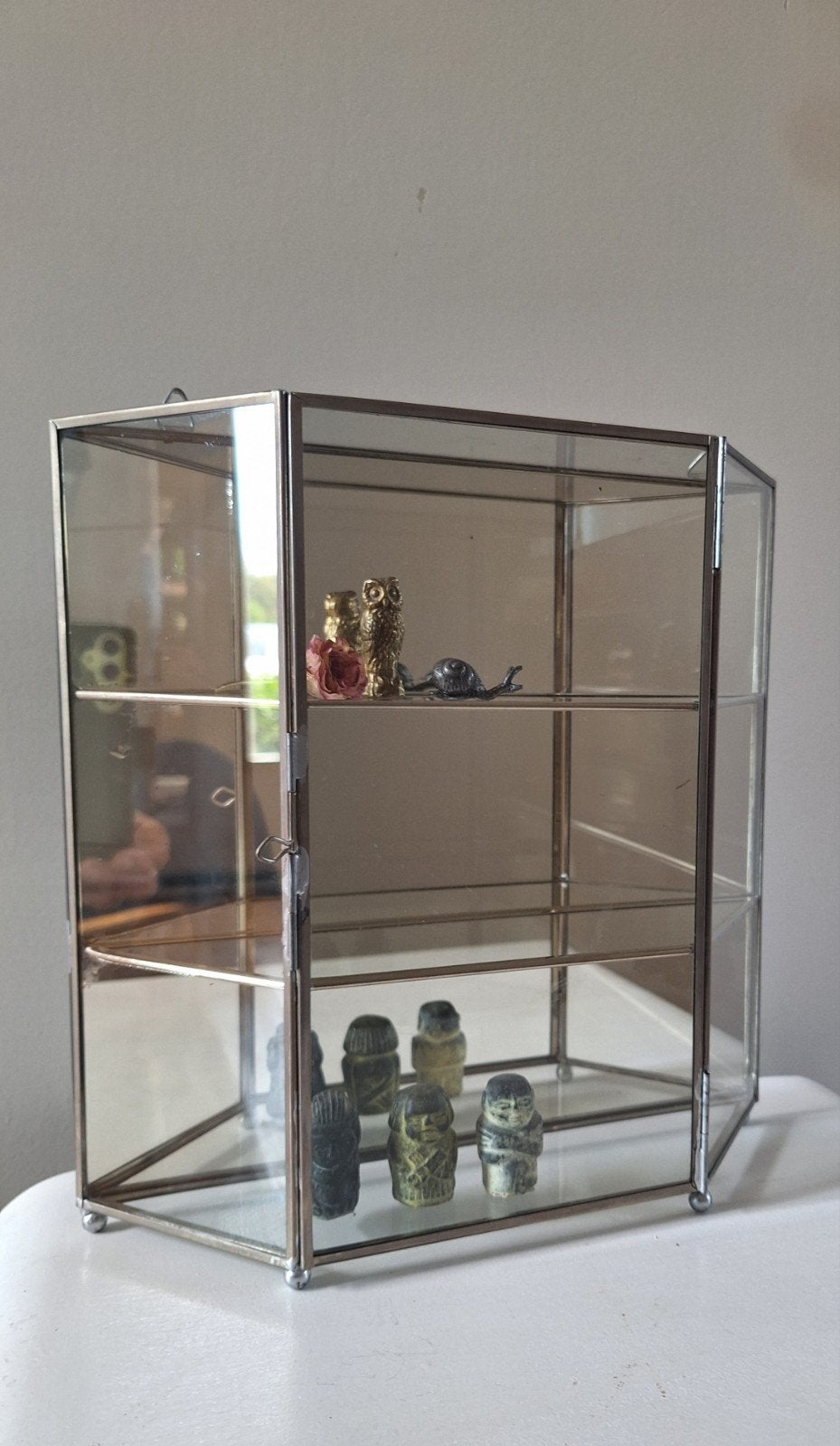kleine vitrinekast met spiegelachterwand, Ophalen of Verzenden, Zo goed als nieuw, Glas