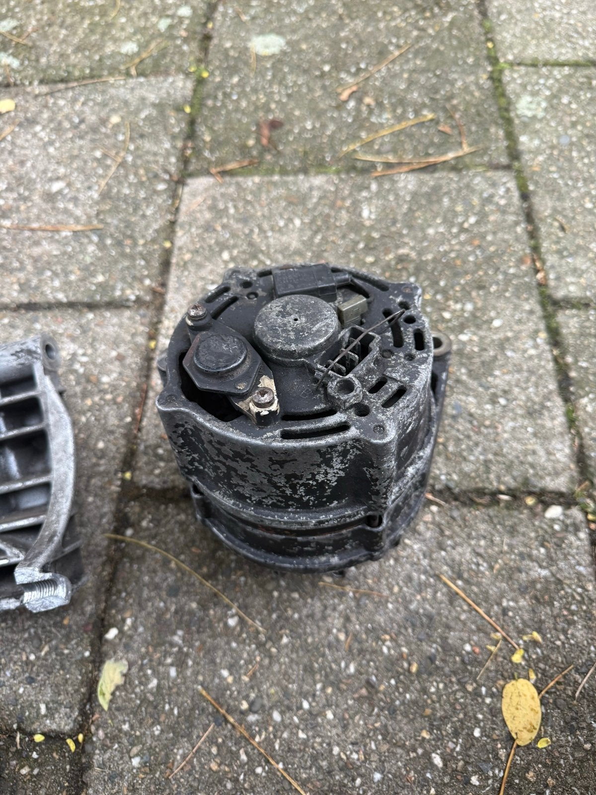 Werkende dynamo Mercedes 207D met licht defecte steun, Ophalen, Gebruikt, Mercedes-Benz