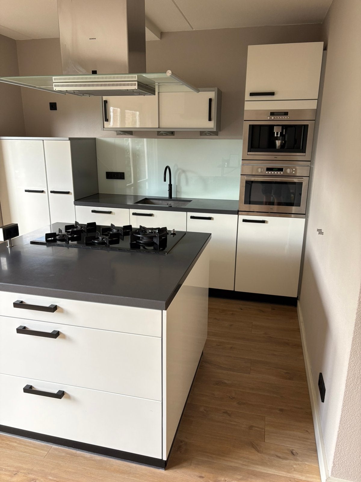 Complete keuken met kookeiland + inbouwapparatuur, Ophalen, Zo goed als nieuw, Wit, Met kookeiland
