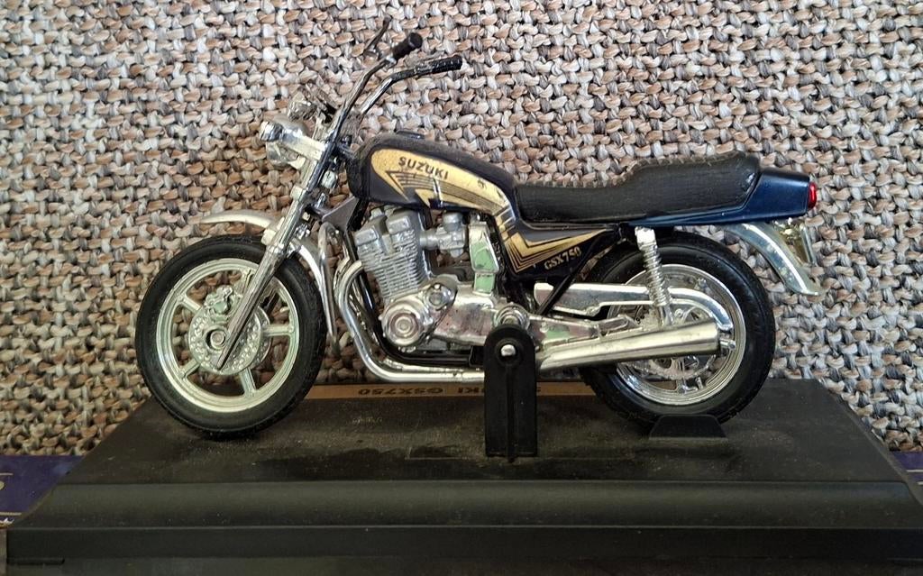 Miniatuur maisto motor suzuki G5X750  zonder bovenkapje, Ophalen of Verzenden, Groter dan 1:32