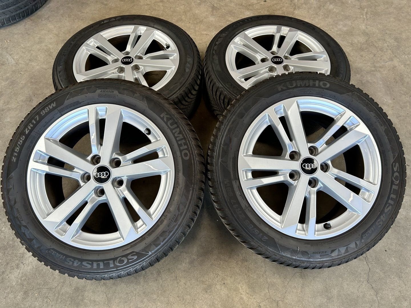 div 17 inch originele velgen + vierseizoenenbanden Audi Q2