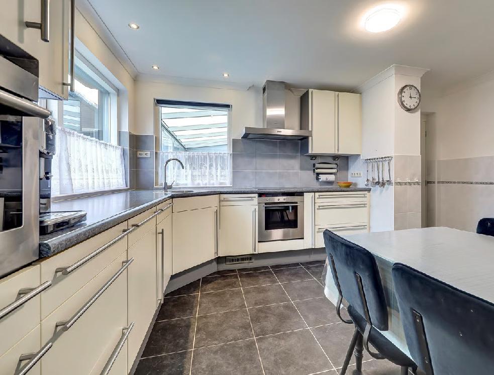 Witte keuken met grijs keukenblad, Huis en Inrichting, Keuken | Complete keukens, Ophalen, Gebruikt, Overige materialen, Wit