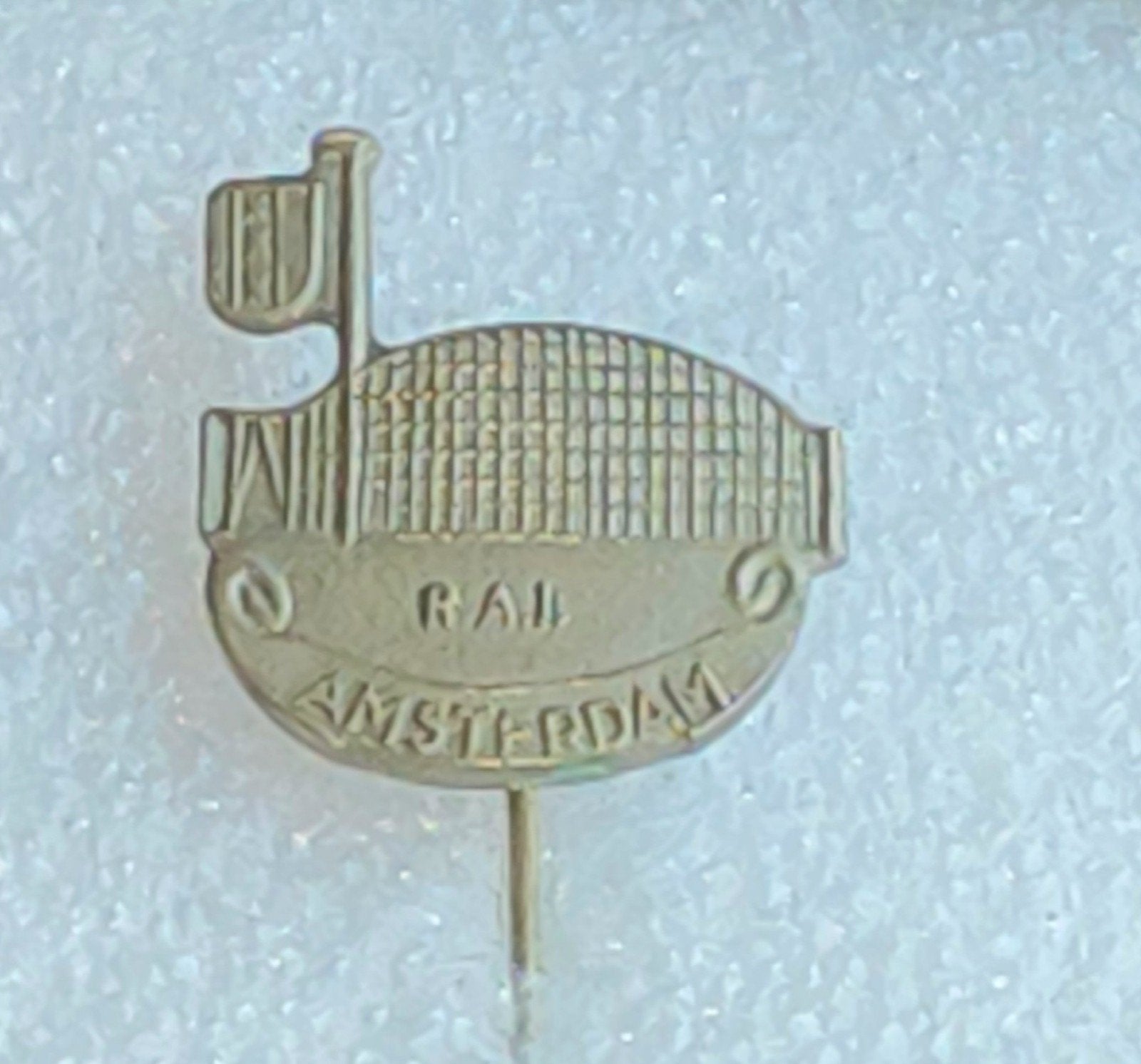 Vintage Speldje R.A.I. Amsterdam, Ophalen of Verzenden, Gebruikt, Stad of Land, Speldje of Pin