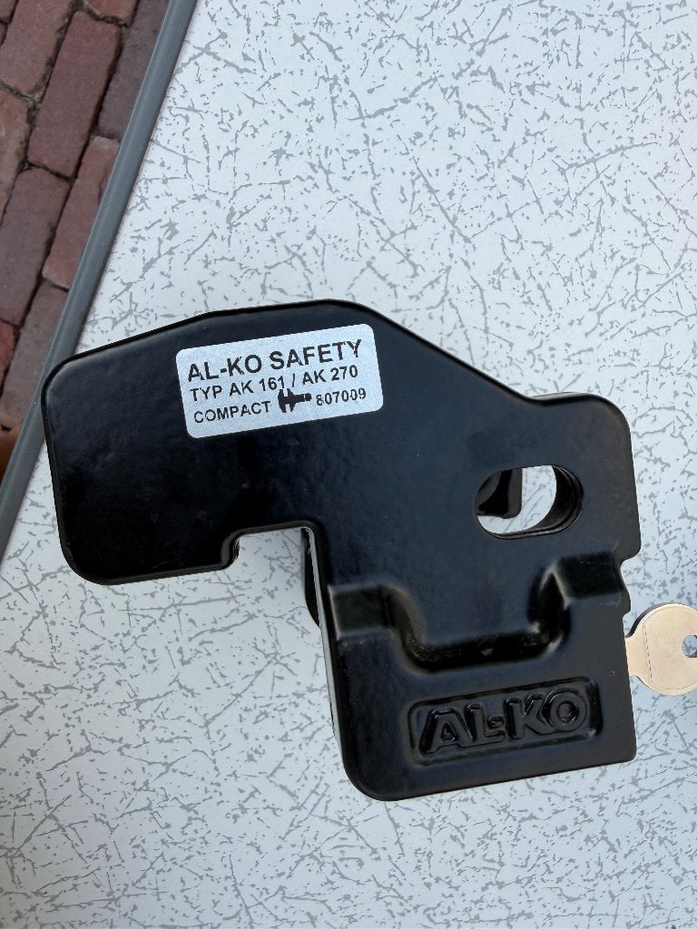 Alko Aanhanger slot wat erop kan blijven tijdens rijden, Ophalen, Zo goed als nieuw