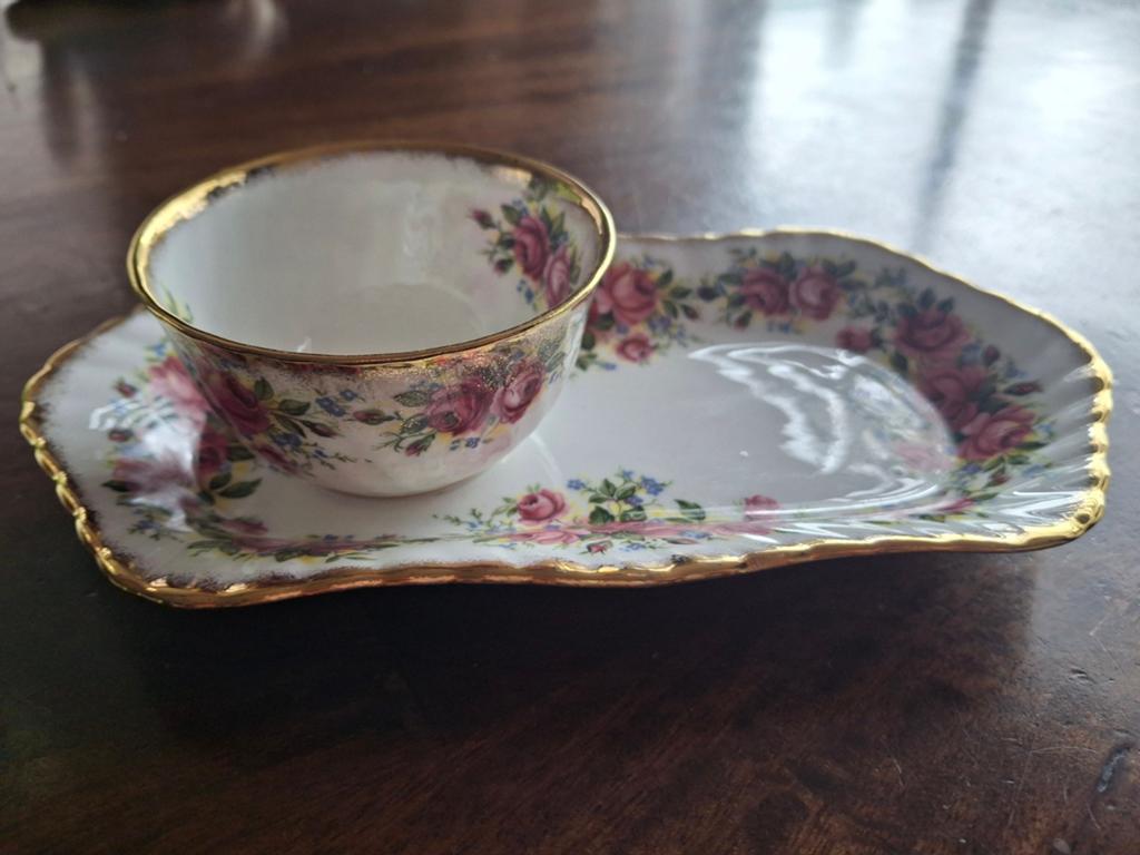 Elizabethan Fine Bone China Theepotje met Schotel, Ophalen of Verzenden
