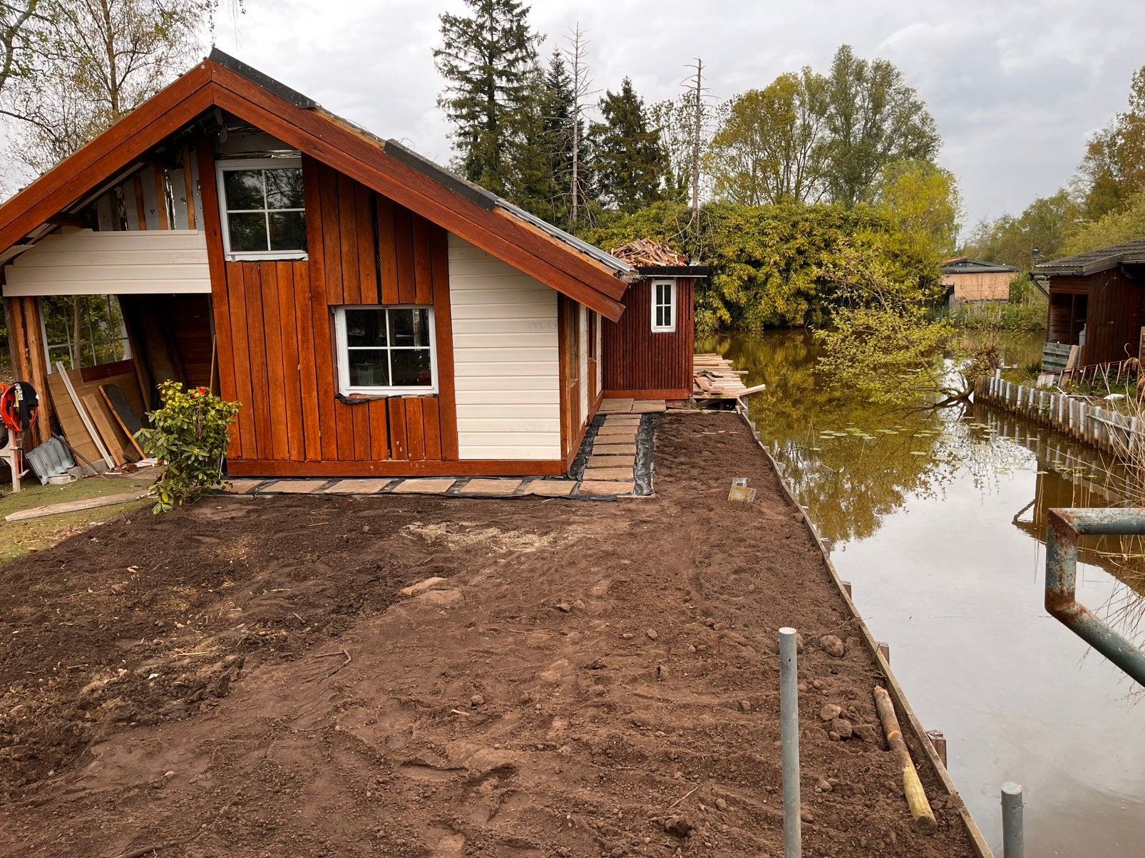 Chalet 125m2 aan het water, uniek, drie kanten water. Casco., Tuin