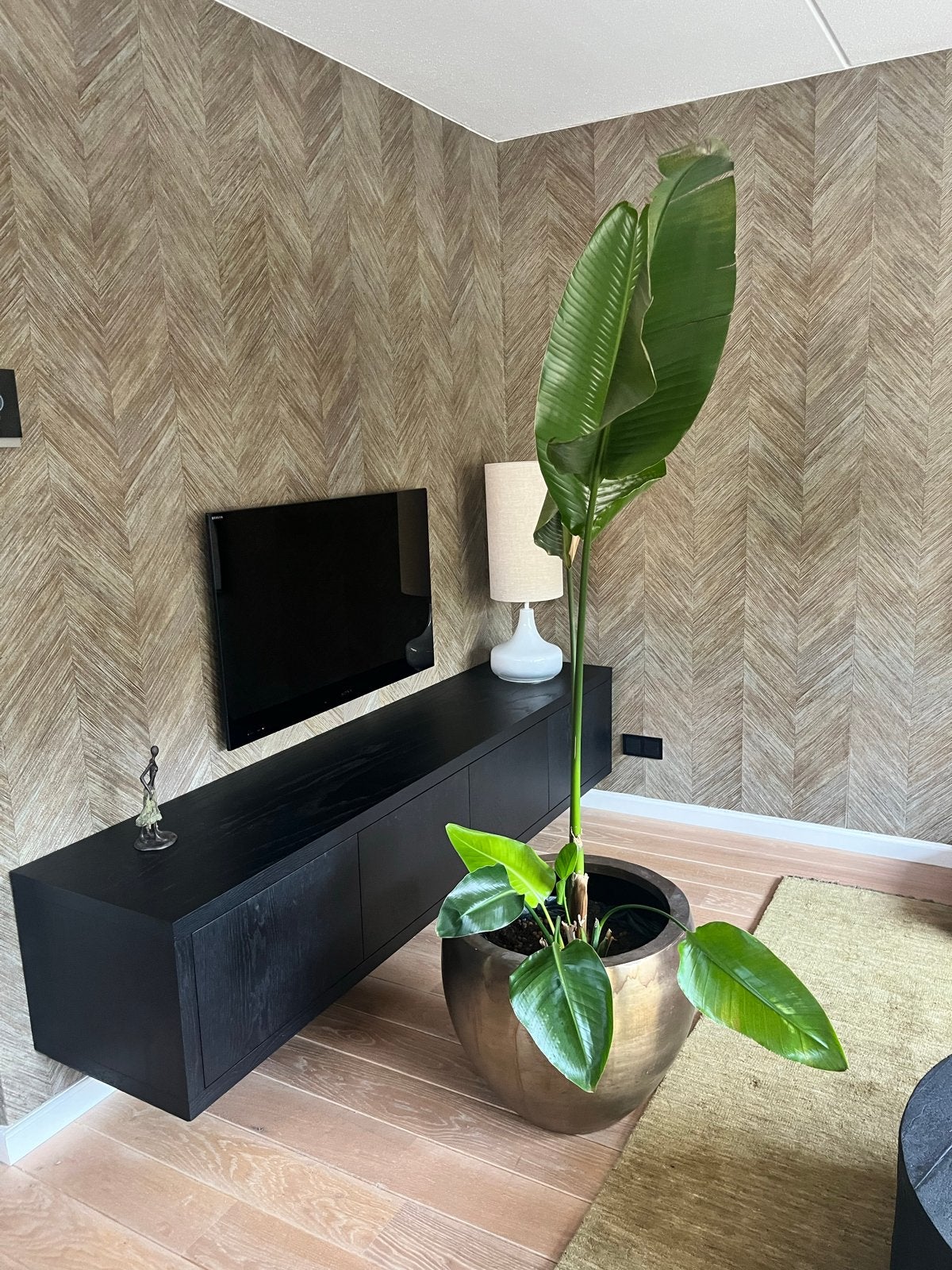 Grote gouden vaas/plantenbak met Strelitzia plant, Ophalen, Gebruikt, Inclusief decoratie, Metaal