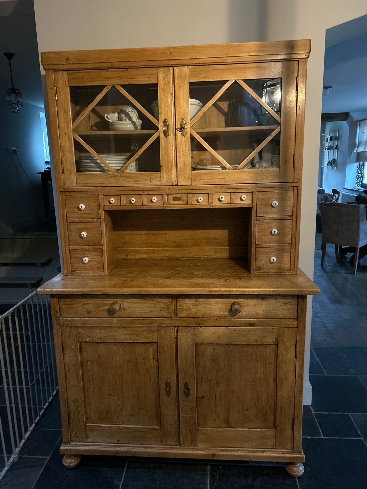 Antieke grenen buffetkast met vitrine en secretaire, Ophalen
