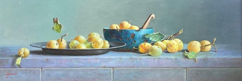 Schilderij pruimen in een schaal en op tafel. Hans Habraken., Paneel, Realistisch, Stilleven, Ophalen of Verzenden