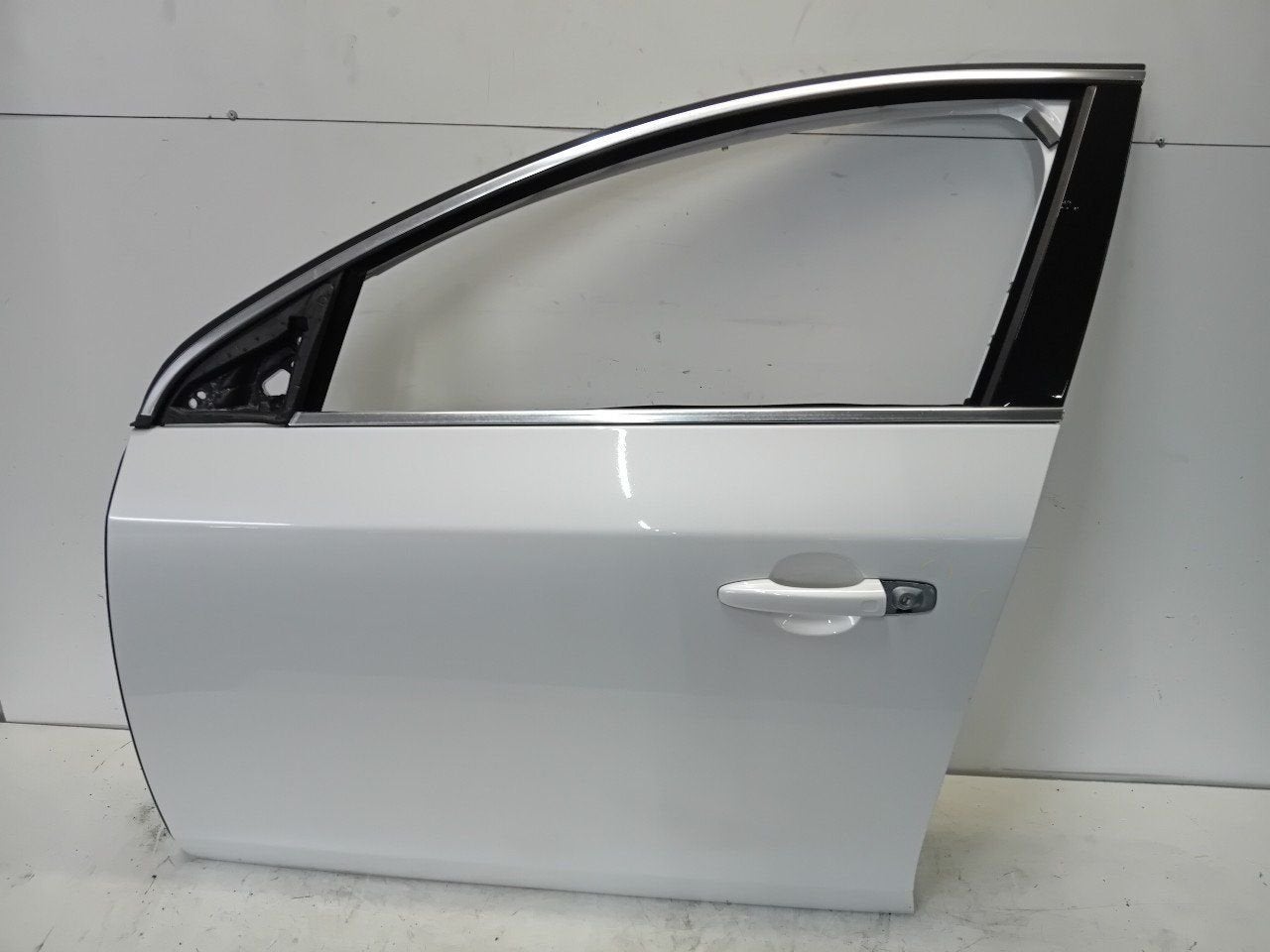 Portier links voor Volvo V60, Onderdelen@venauto.nl, Van der Ven Autorecycling B.V., Gebruikt, Ettenseweg 76, 4706 PB Roosendaal, The Netherlands