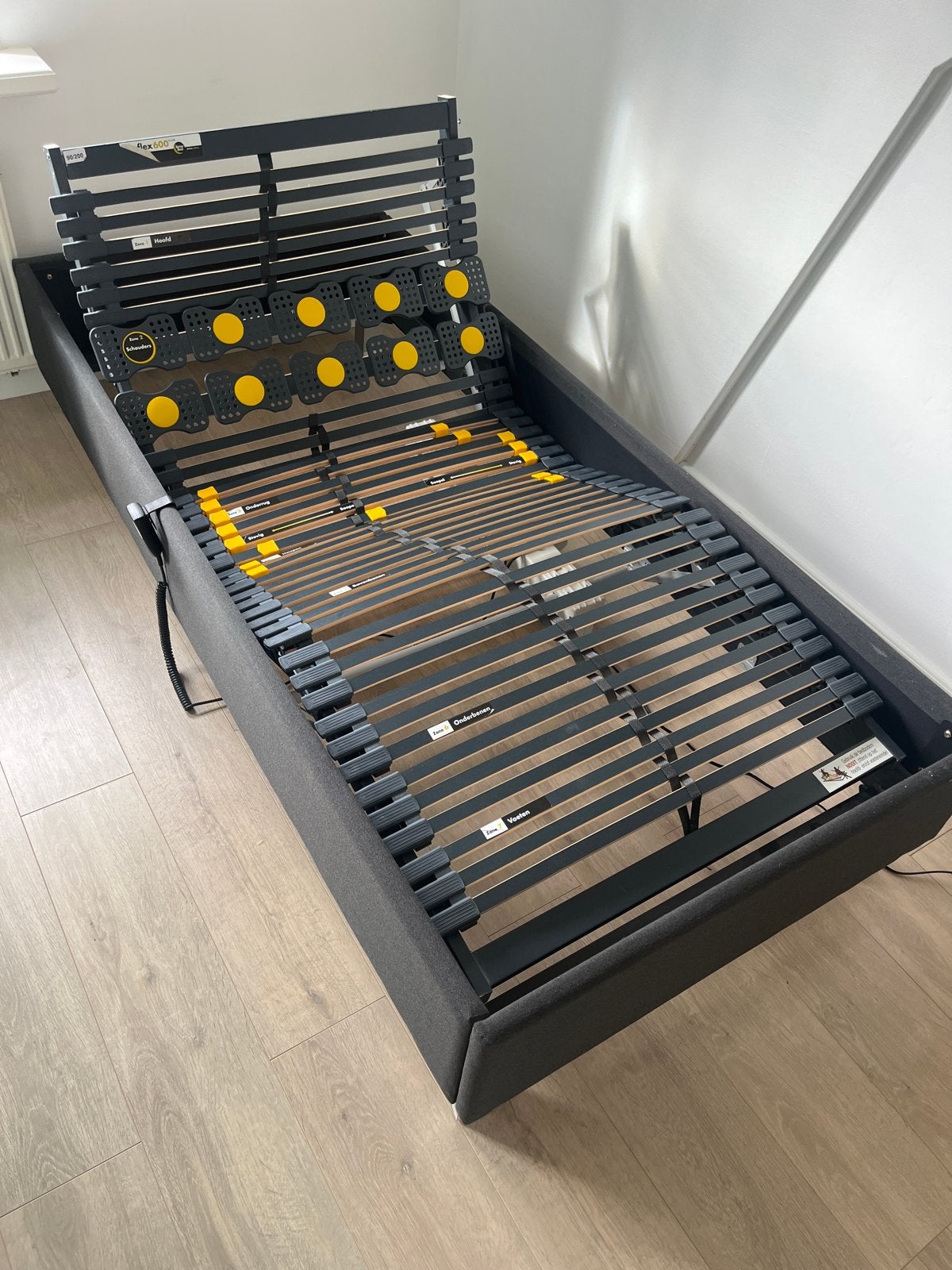 Verstelbaar elektrisch bedframe met lattenbodem 90x200 cm, Ophalen, Verstelbaar, 90 cm, Eenpersoons