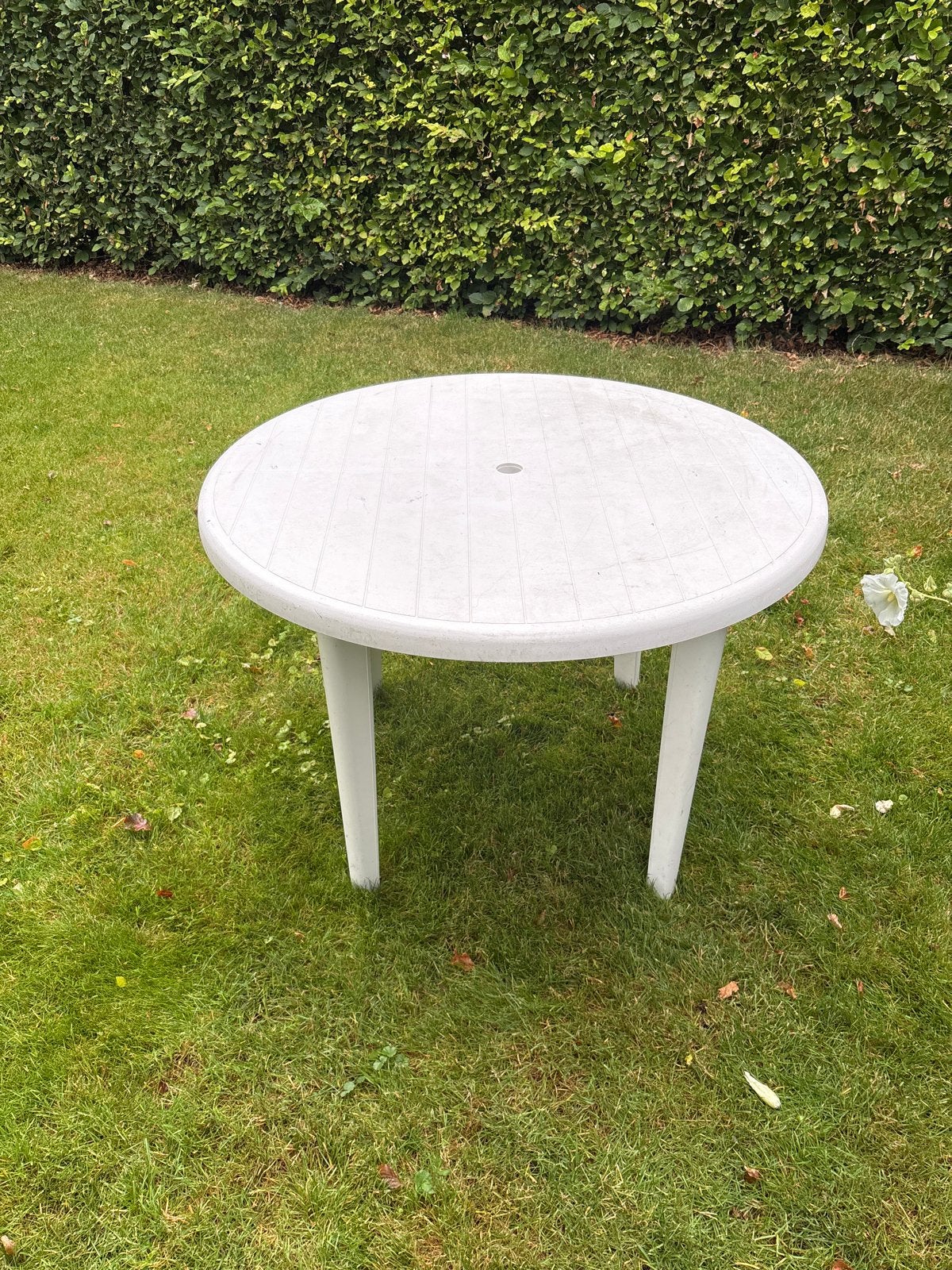 Witte ronde tuintafel van kunststof, Ophalen of Verzenden, Gebruikt, Rond, Kunststof