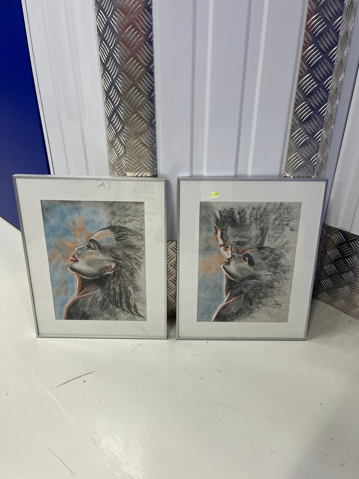 2 amature schilderijn met karakter van vrouwen. Gesigneerd., Ophalen, Achter glas, Portret