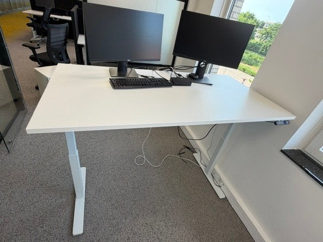 Elektrische zit-sta bureau / tafel, 10 stuks, 160 cm, Spaanplaat of MDF, Ophalen of Verzenden, Zo goed als nieuw