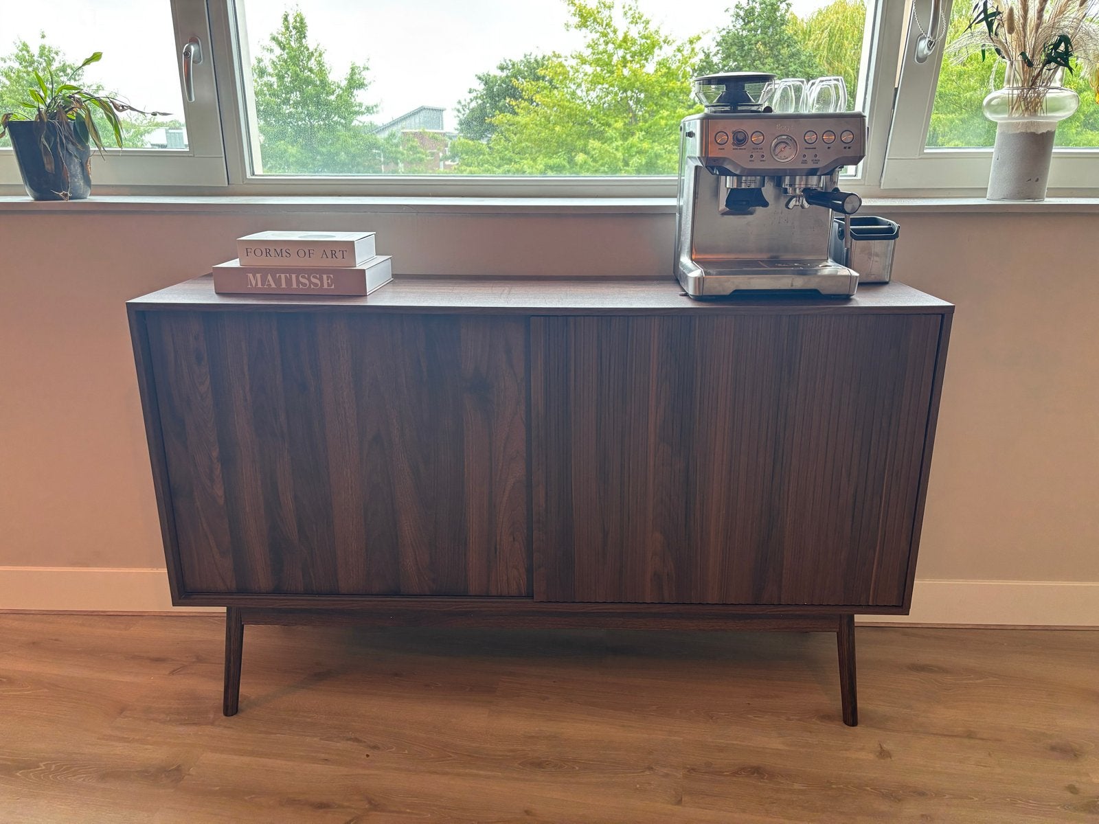 Stijlvol vintage look dressoir-  walnoot hout, Huis en Inrichting, Kasten | Dressoirs, Ophalen, 100 tot 150 cm, Zo goed als nieuw