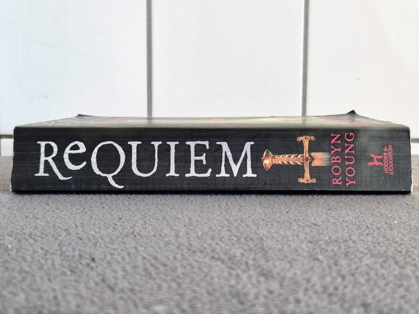 Requiem - Robyn Young, Gelezen, Robyn Young, Ophalen of Verzenden, Fictie