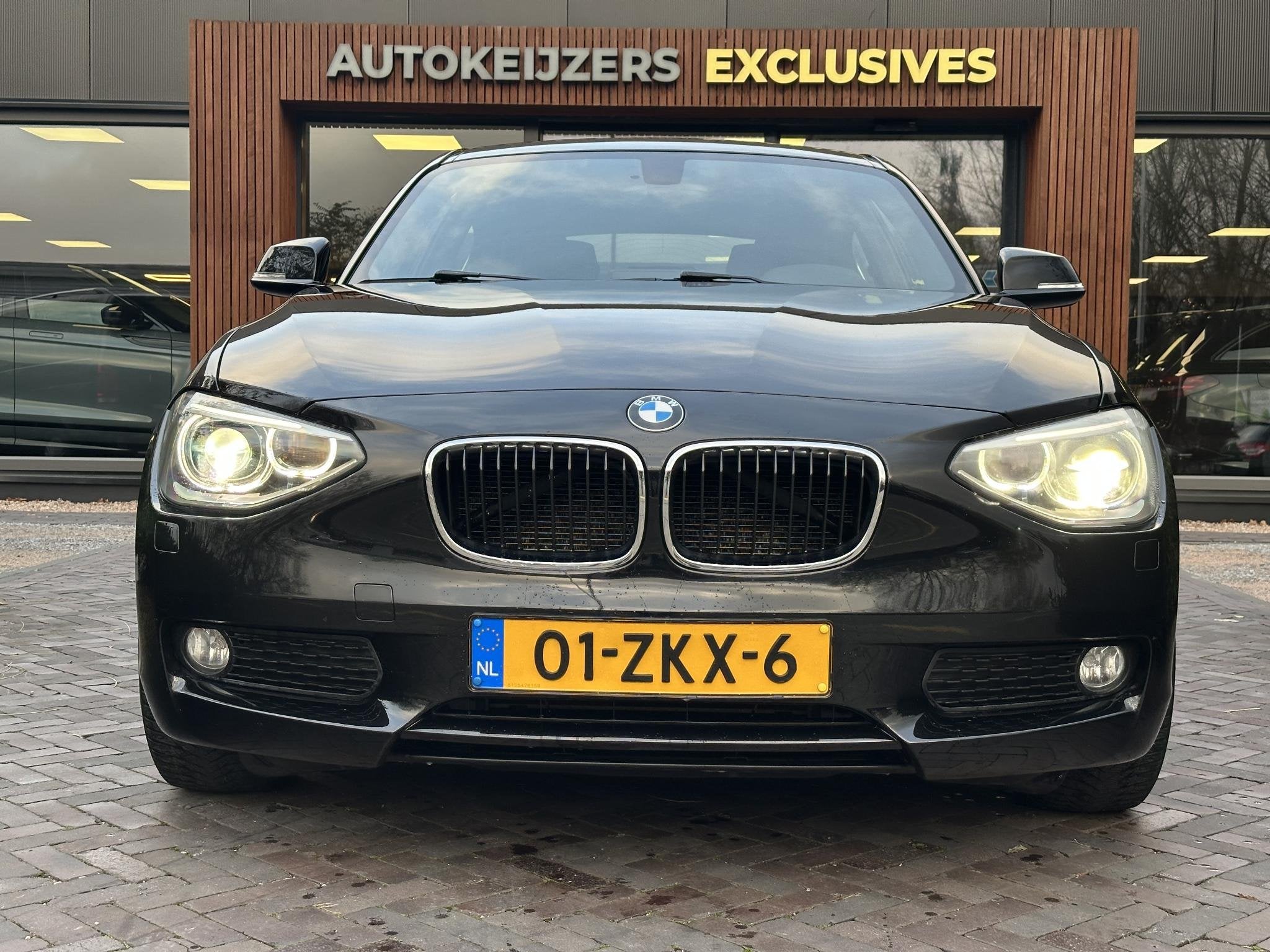 BMW 1-serie 114i Business+ Leder Navi Parkeersensoren Mistla, Auto's, Euro 5, Gebruikt, Zwart, 4 cilinders